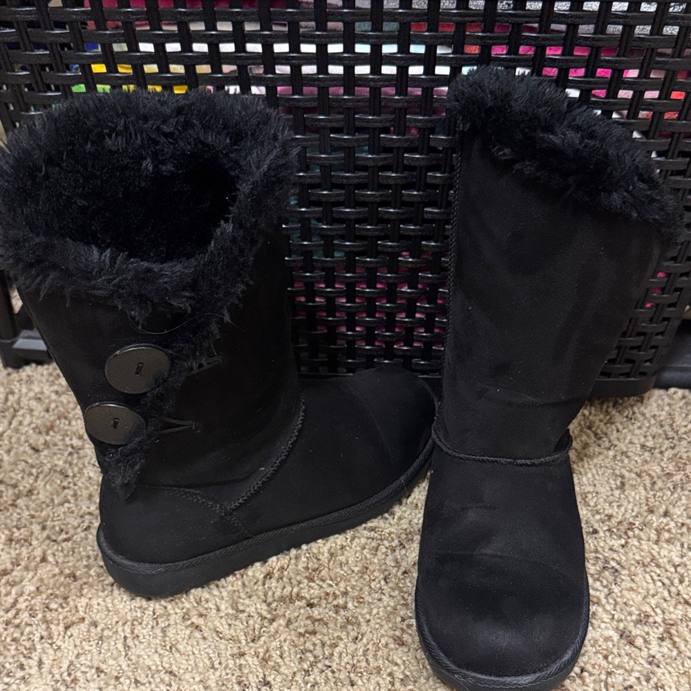 SO women’s size 6 winter fur boots great condition